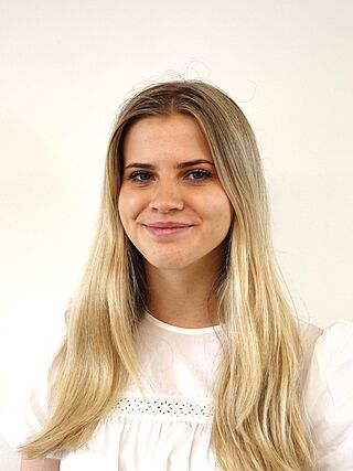 Ella Broadway headshot